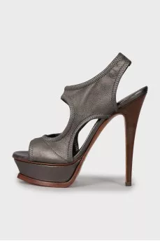 Leather sandals with wooden heels