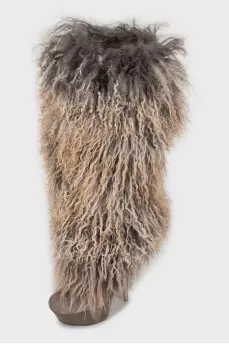 High-heeled boots with fur