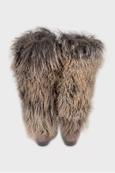High-heeled boots with fur