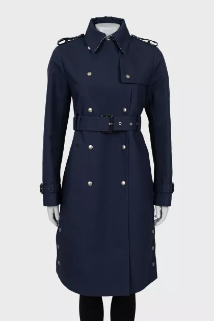 Dark blue cloak at the waist