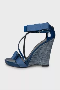 Wedge sandals with bow
