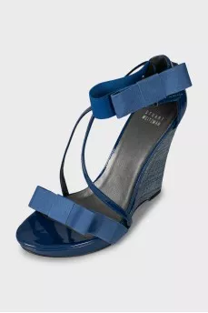 Wedge sandals with bow