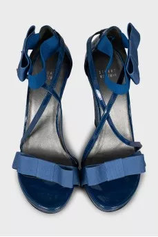 Wedge sandals with bow