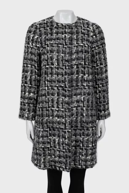 Straight-cut coat without collar