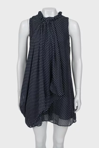 Loose-cut cloth with polka dots