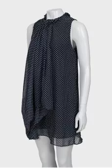 Loose-cut cloth with polka dots