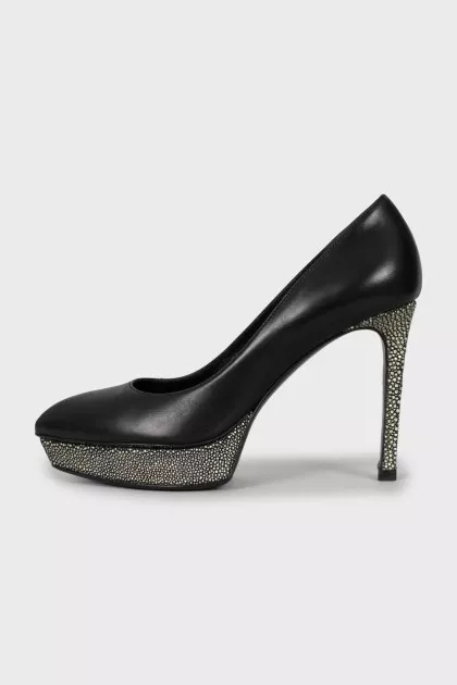 Decorated pointed toe shoes