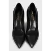 Decorated pointed toe shoes