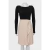 Two-tone dress with voluminous shoulders
