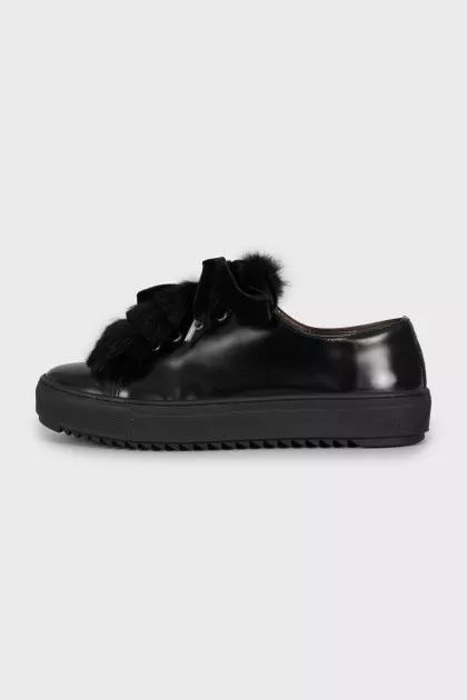 Insulated sneakers with fur tongue
