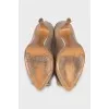 Leather shoes with decor