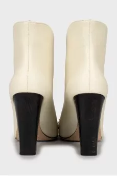 Leather ankle boots with removable decoration