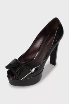 Patent leather shoes with embossed print