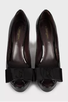Patent leather shoes with embossed print