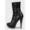 Leather ankle boots with patent heel