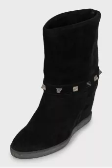 Suede ankle boots decorated with studs