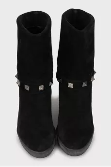 Suede ankle boots decorated with studs