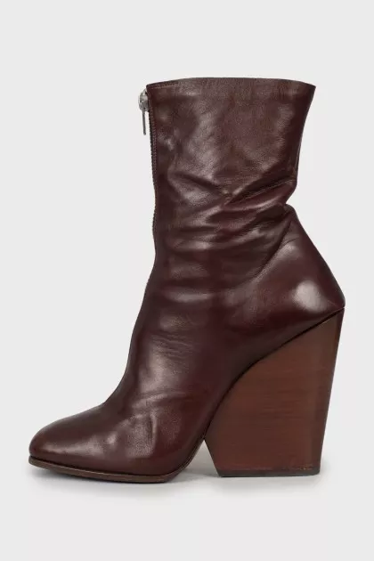 Leather ankle boots with front zip