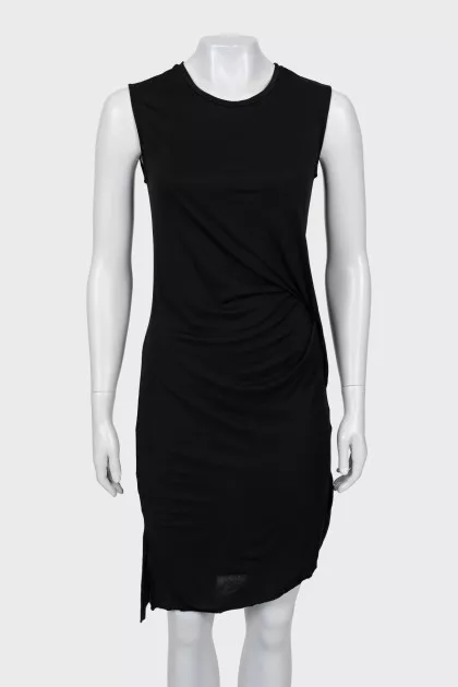 Black sleeveless dress