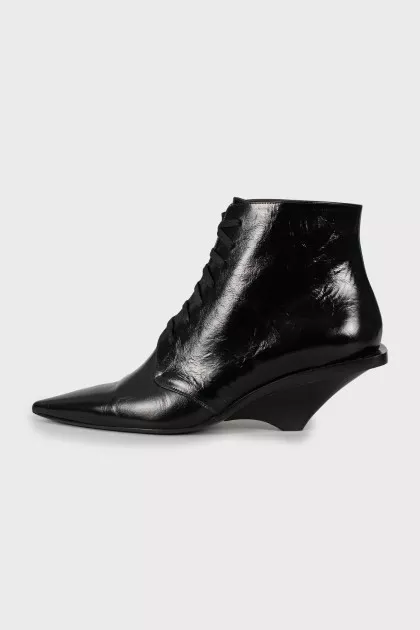 Pointed toe lace up ankle boots