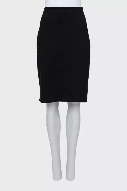 Black fitted skirt