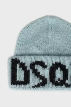 Knitted hat with tag