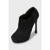 Suede ankle boots with zipper