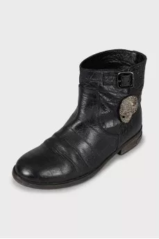 Leather boots decorated with a skull