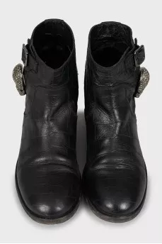 Leather boots decorated with a skull