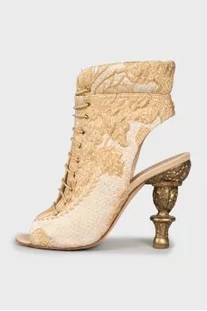 Textile sandals with shaped heels