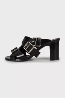 Leather sandals with buckles