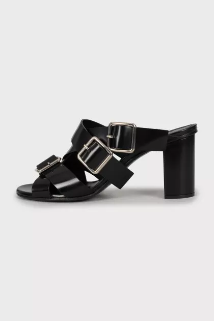 Leather sandals with buckles