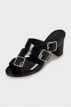 Leather sandals with buckles