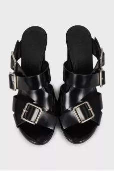 Leather sandals with buckles