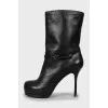 Insulated ankle boots decorated with buckle
