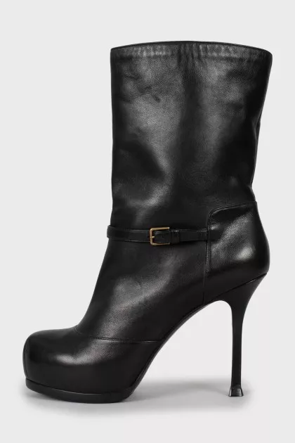 Insulated ankle boots decorated with buckle