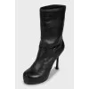 Insulated ankle boots decorated with buckle