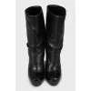 Insulated ankle boots decorated with buckle
