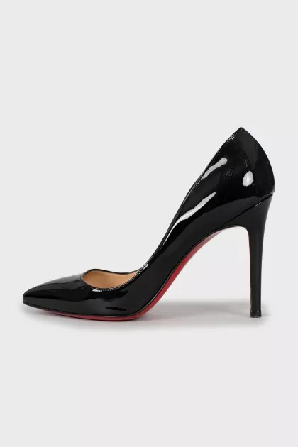 Pointed toe patent leather shoes