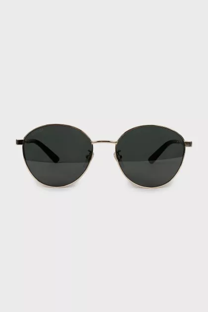 Sunglasses with logo on arms