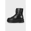 Boots with zipper and chunky soles
