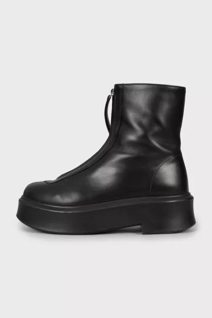 Boots with zipper and chunky soles