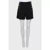 High-waist shorts decorated with buttons