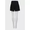 High-waist shorts decorated with buttons
