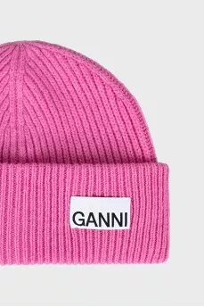 Knitted hat with tag