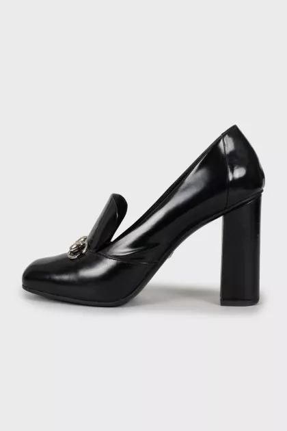 Leather shoes with silver decor