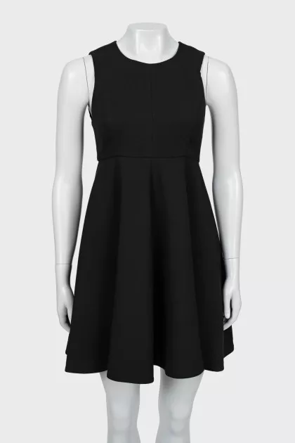 Sleeveless fitted black dress