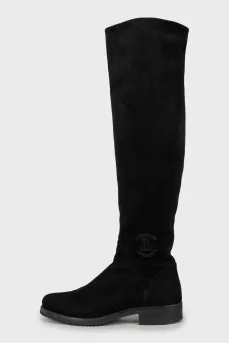 Insulated boots with embossed logo