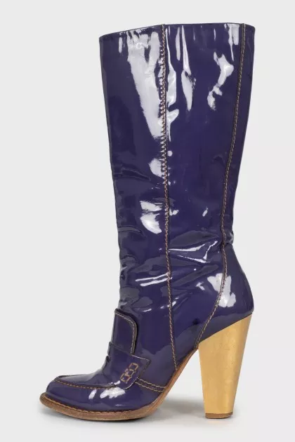 Patent leather boots with contrasting stitching