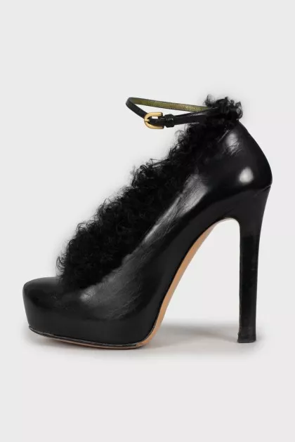 Leather shoes decorated with fur